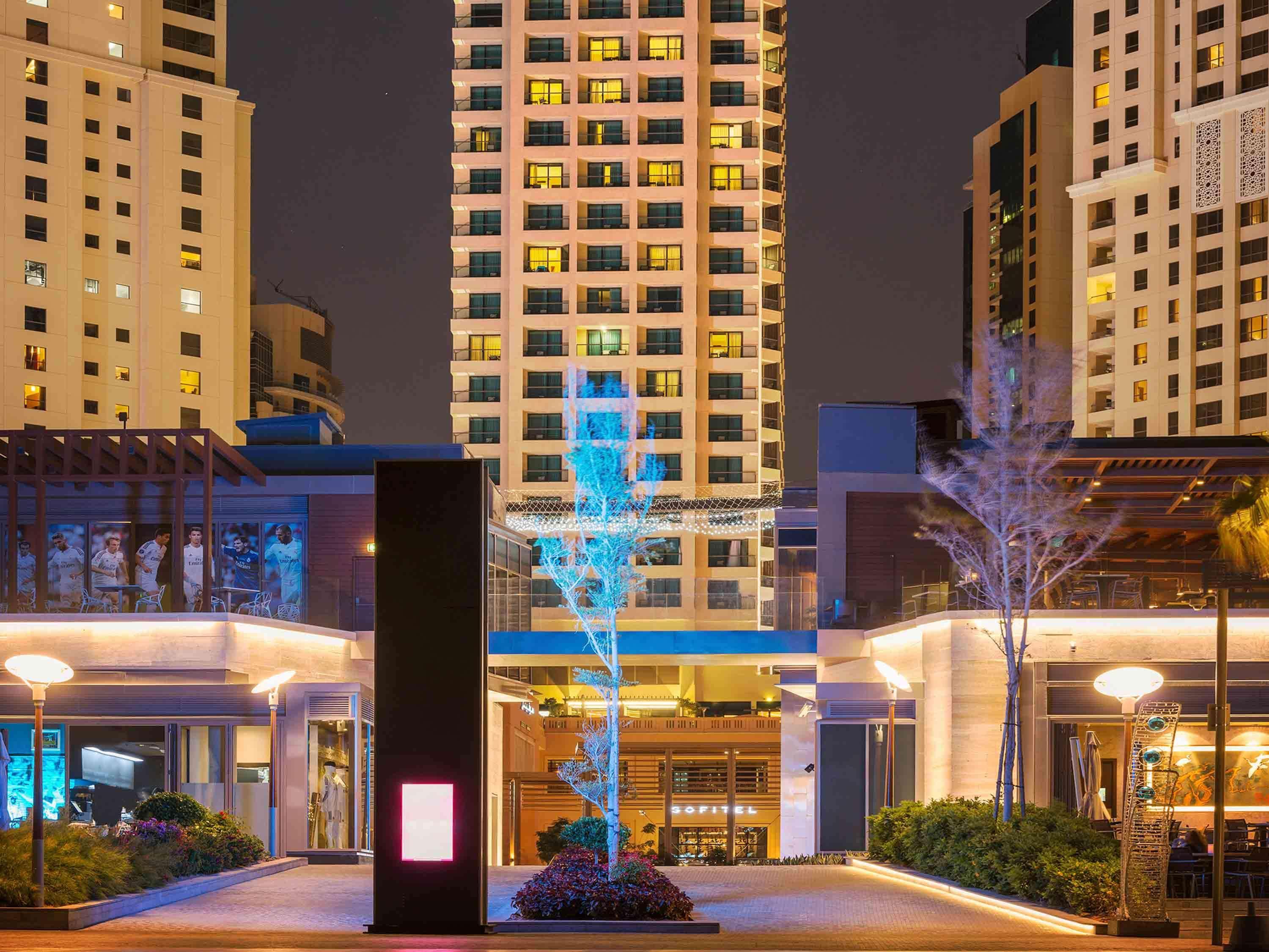Sofitel Dubai Jumeirah Beach Exterior photo The hotel at night
