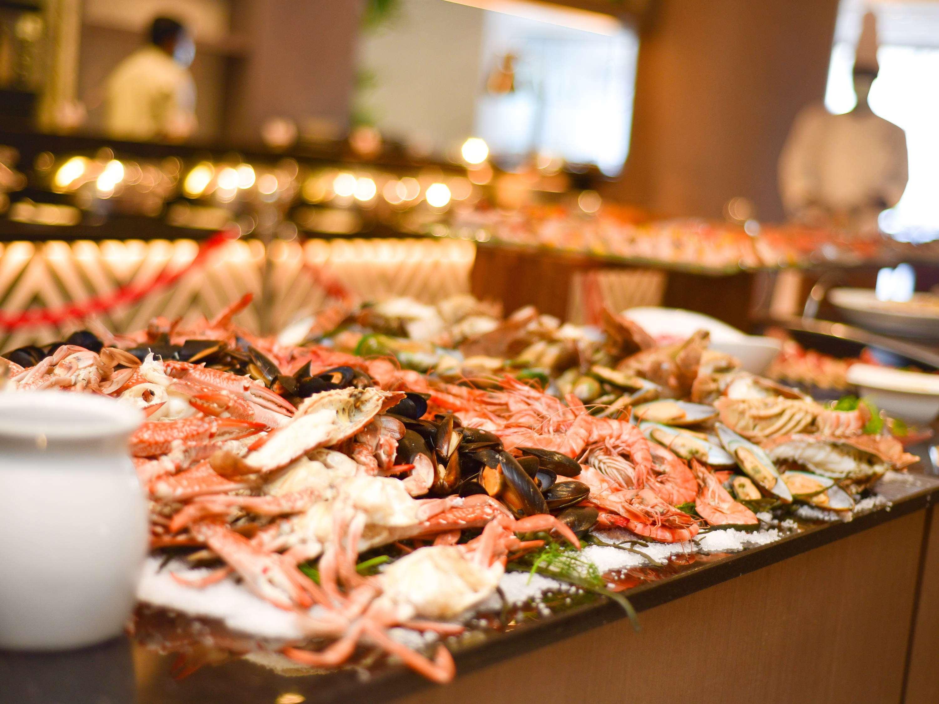 Sofitel Dubai Jumeirah Beach Exterior photo Seafood buffet at a luxury hotel