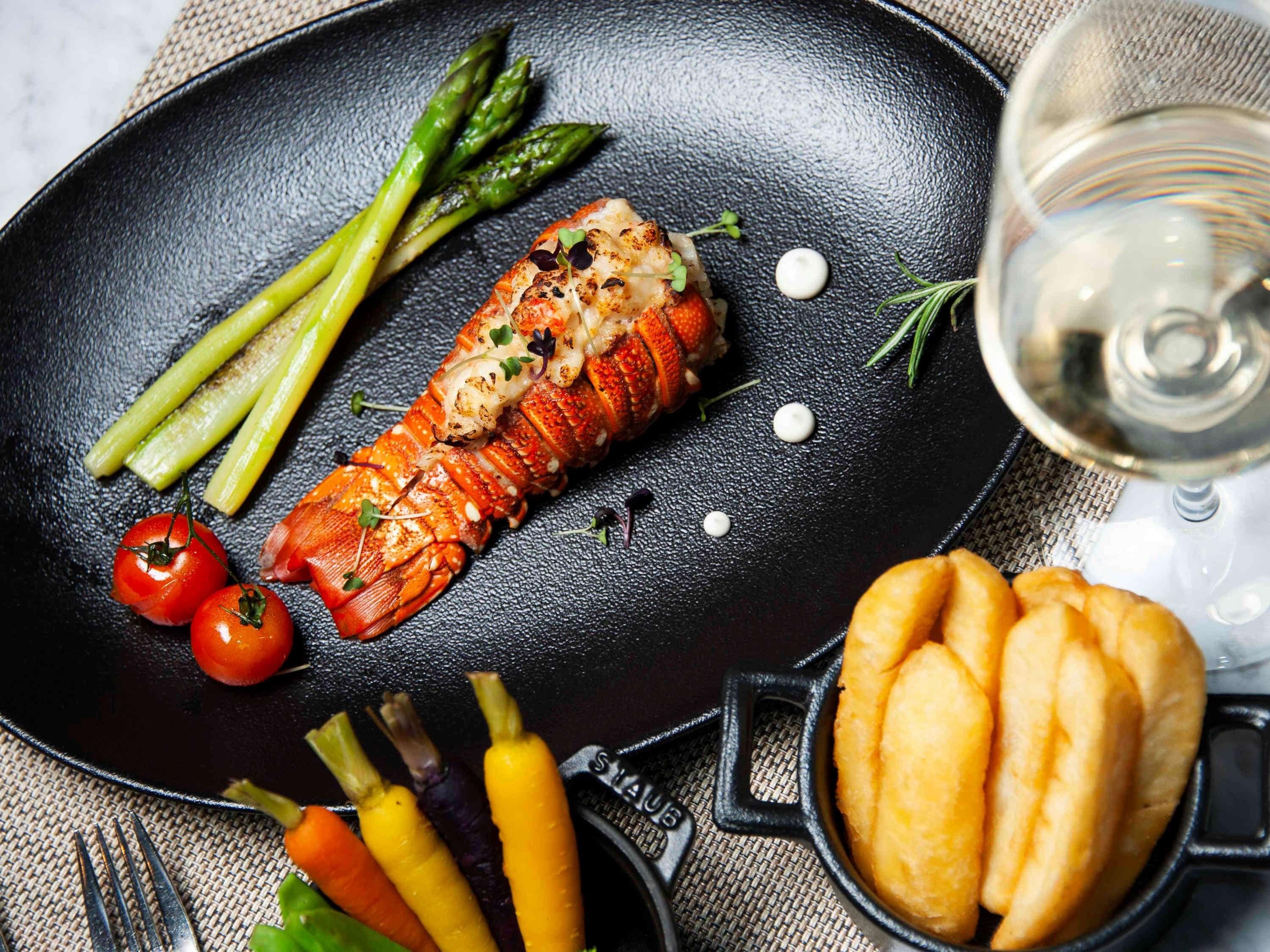 Sofitel Dubai Jumeirah Beach Exterior photo A lobster tail