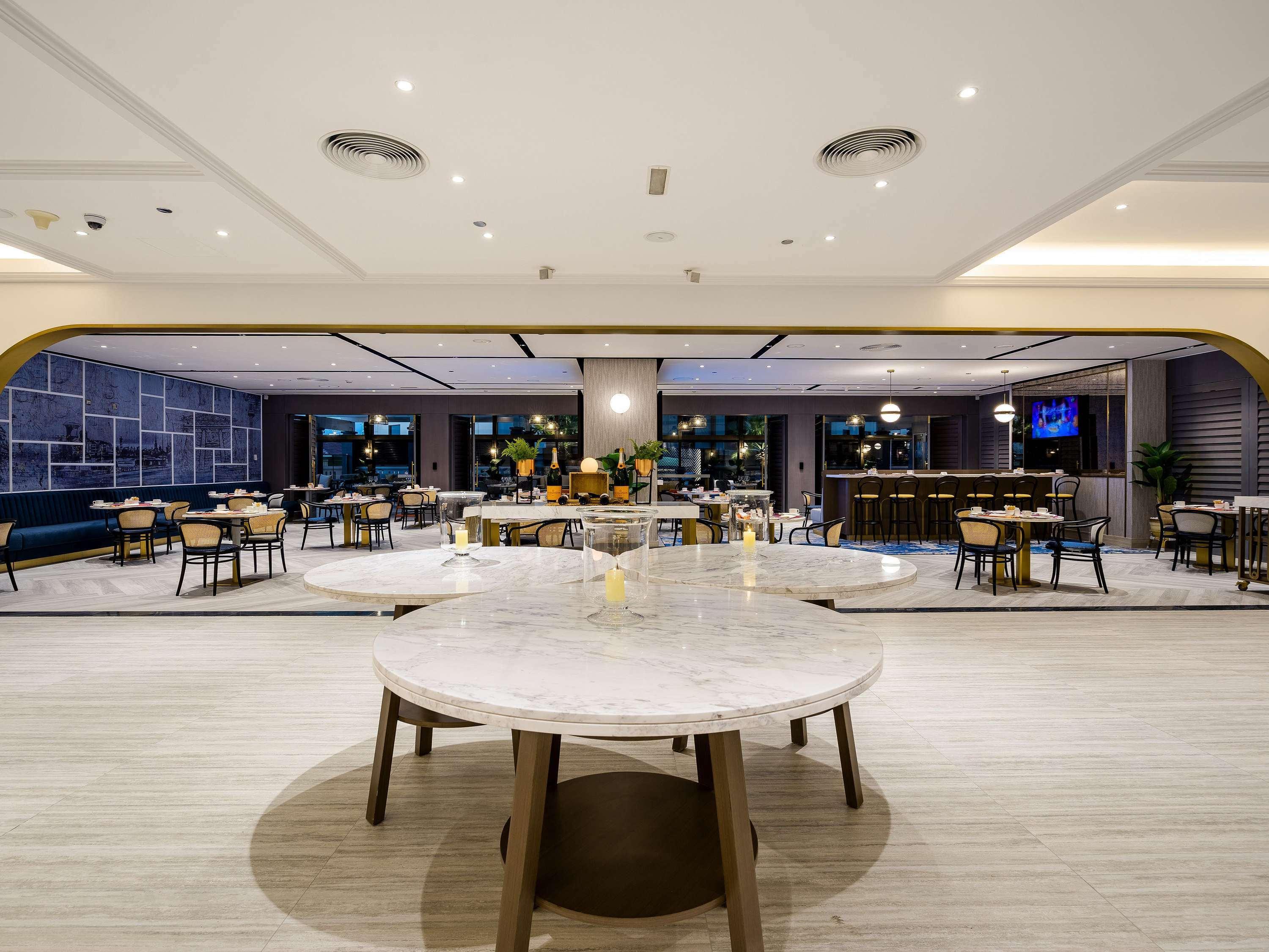 Sofitel Dubai Jumeirah Beach Exterior photo The hotel's restaurant
